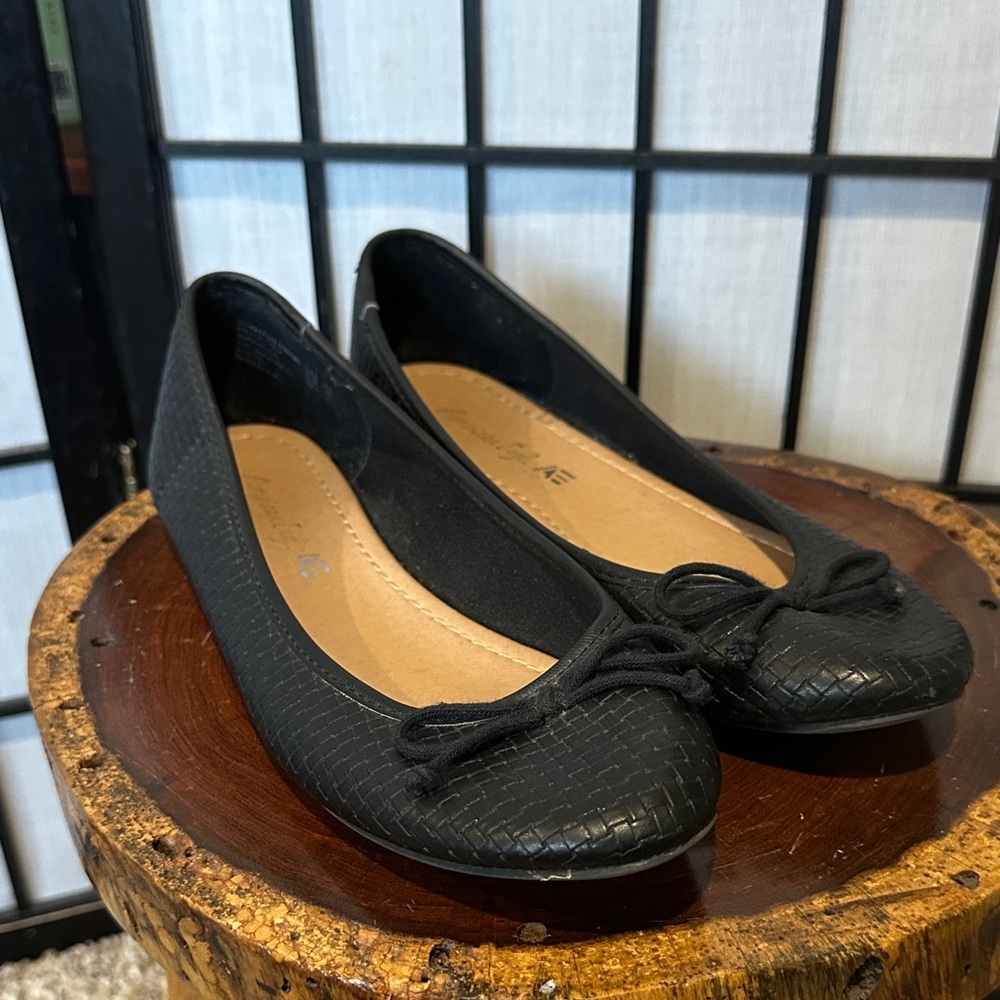 American Eagle Outfitters Black Weave Flats 8.5 EUC